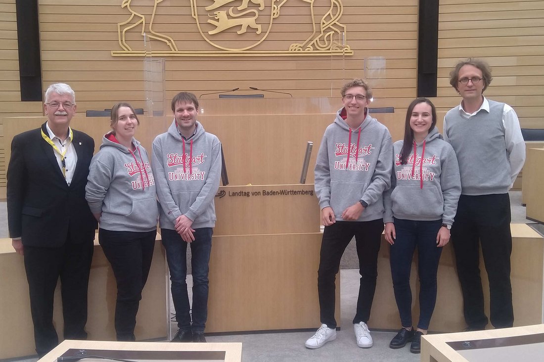 Gruppenfoto mit sechs Personen im Landtag