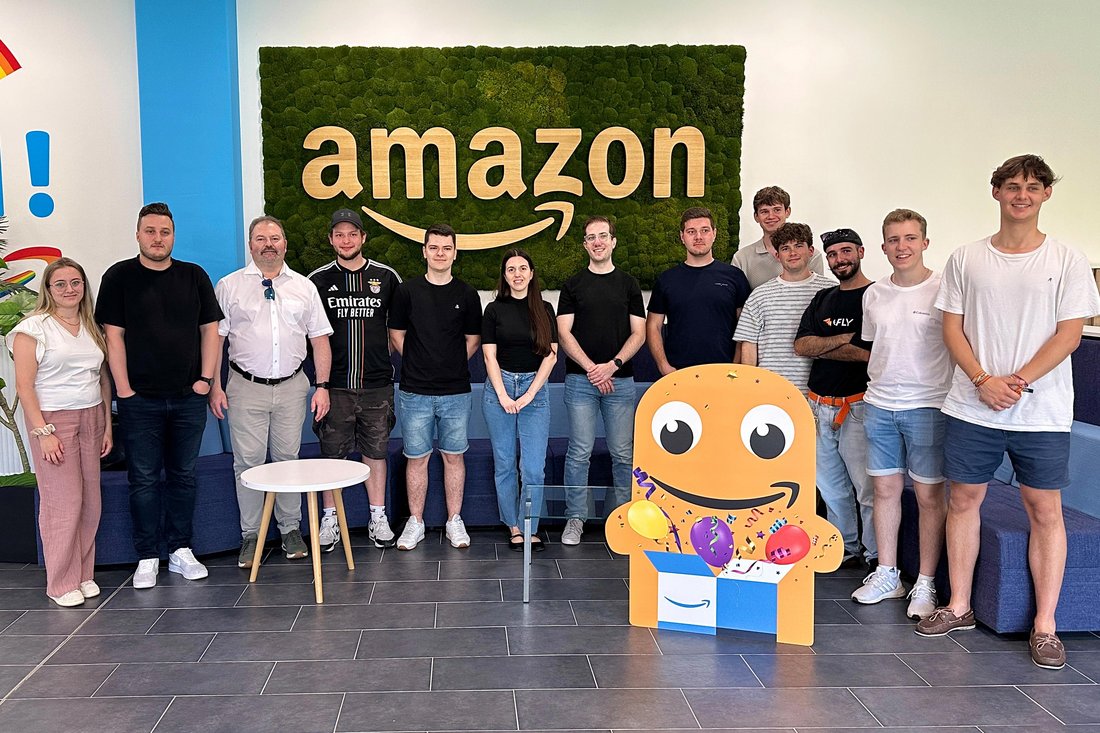 Studierende des Studiengangs BWL-Digital Commerce Management an der DHBW Stuttgart zu Besuch im Amazon Logistikzentrum Pforzheim