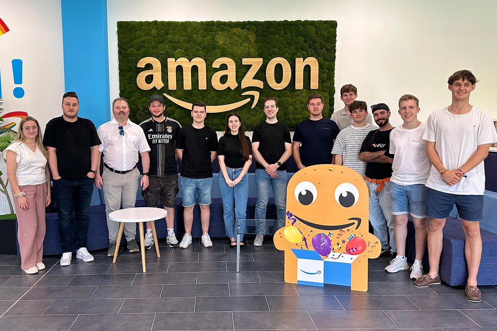 Studierende des Studiengangs BWL-Digital Commerce Management an der DHBW Stuttgart zu Besuch im Amazon Logistikzentrum Pforzheim