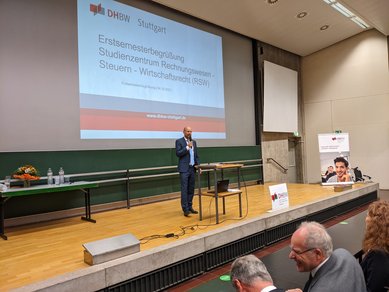 Prof. Dr. Tobias Scheel, Studiengangsleiter im Studiengang Rechnungswesen Steuern Wirtschaftsrecht und Professor für Wirtschaftsrecht