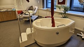 Geburtswanne im Skills- und Simulationslabor 