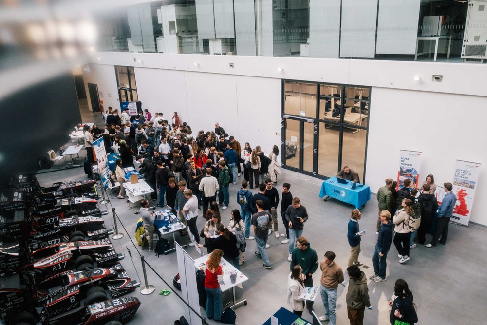 Blick auf verschiedene Infostände, an denen sich Studierende beraten lassen. 