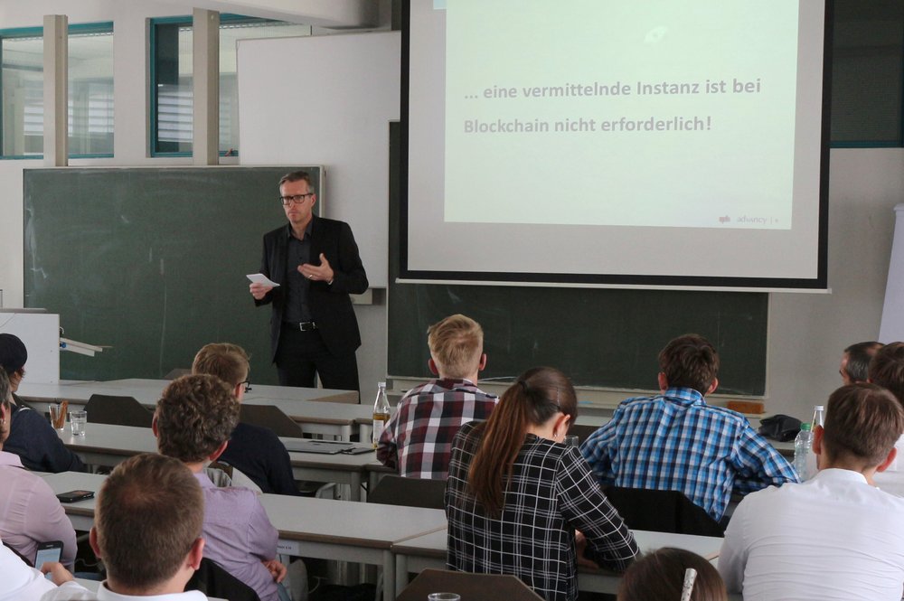 Ralf Weygand referiert vor Studierenden und Beschäftigten aus dem Studiengang Wirtschaftsinformatik.