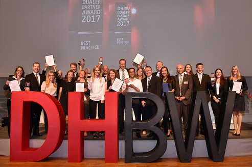 Die Preisträgerinnen und Preisträger des Dualen Partner Award 2017. Quelle: DHBW Präsidium.