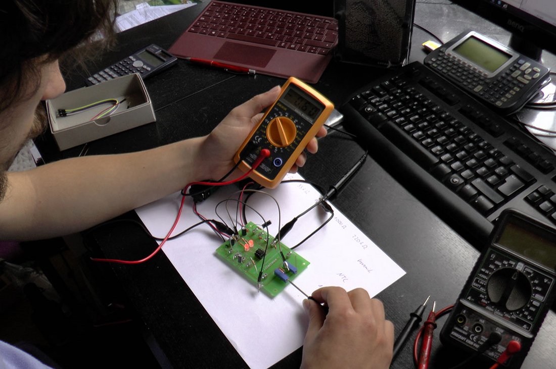 Student Jan Pokorny beim Messtechnikversuch