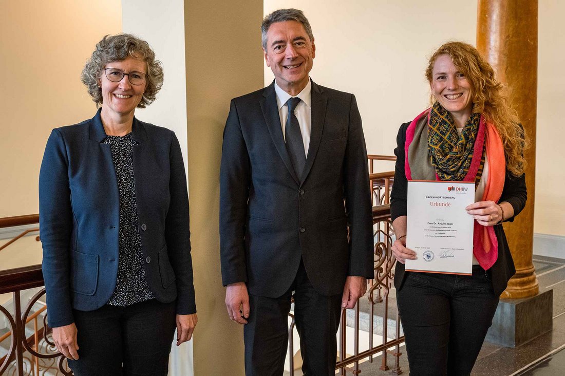 Gruppenfoto mit den beiden neu ernannten Professorinnen und Rektor Prof. Dr. Joachim Weber.