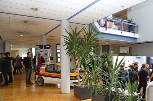 Eingangsbereich des Campus beim Studieninformationstag