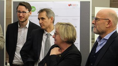 David Ramert, Prof. Dr.-Ing. Harald Mandel, Wissenschaftsministerin Theresia Bauer MdL, Verkehrsminister Winfried Hermann MdL (v.l.n.r.) (Foto: DHBW Stuttgart) David Ramert, Prof. Dr.-Ing. Harald Mandel, Wissenschaftsministerin Theresia Bauer MdL, Verkehrsminister Winfried Hermann MdL (v.l.n.r.) (Foto: DHBW Stuttgart)
