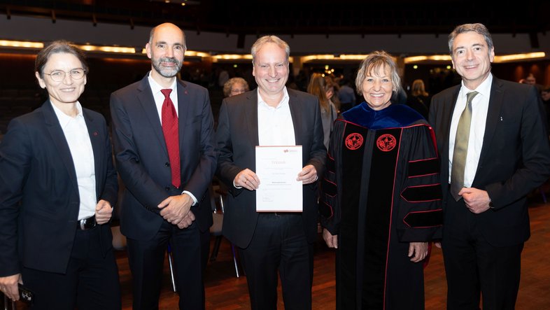 v.l.n.r.: Prof. Dr. Martina Klärle, Präsidentin DHBW; Prof. Dr. Dirk Reichardt, Studiendekan Informatik; Hon. Prof. Dr. Stefan Fütterling, Capgemini GmbH; Prof. Dr. Carmen Winter, Studiengangsleitung Informatik; Prof. Dr. Joachim Weber, Rektor 