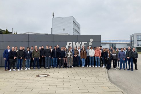 Gruppenbild von der Exkursion zu BWF Profiles des Studiengangs Maschinenbau