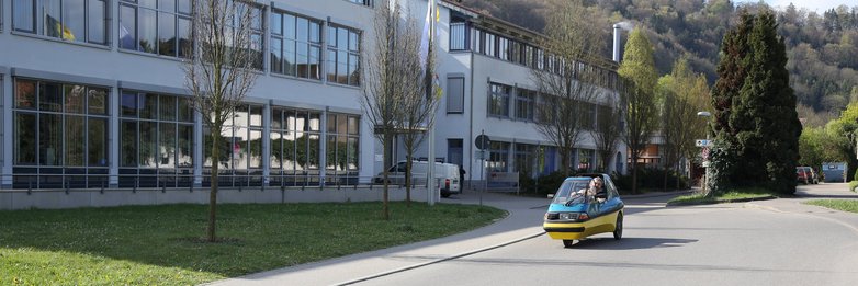 Elektroleichtfahrzeug vor dem Campus Horb