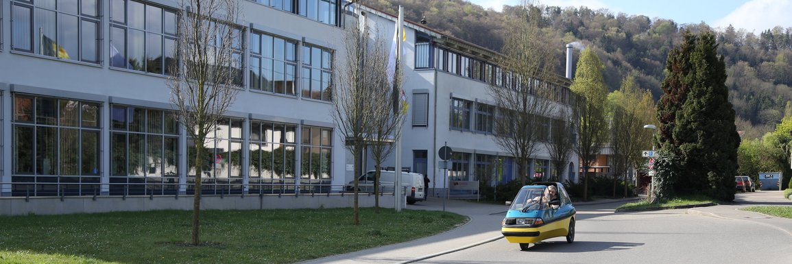 Elektroleichtfahrzeug vor dem Campus Horb