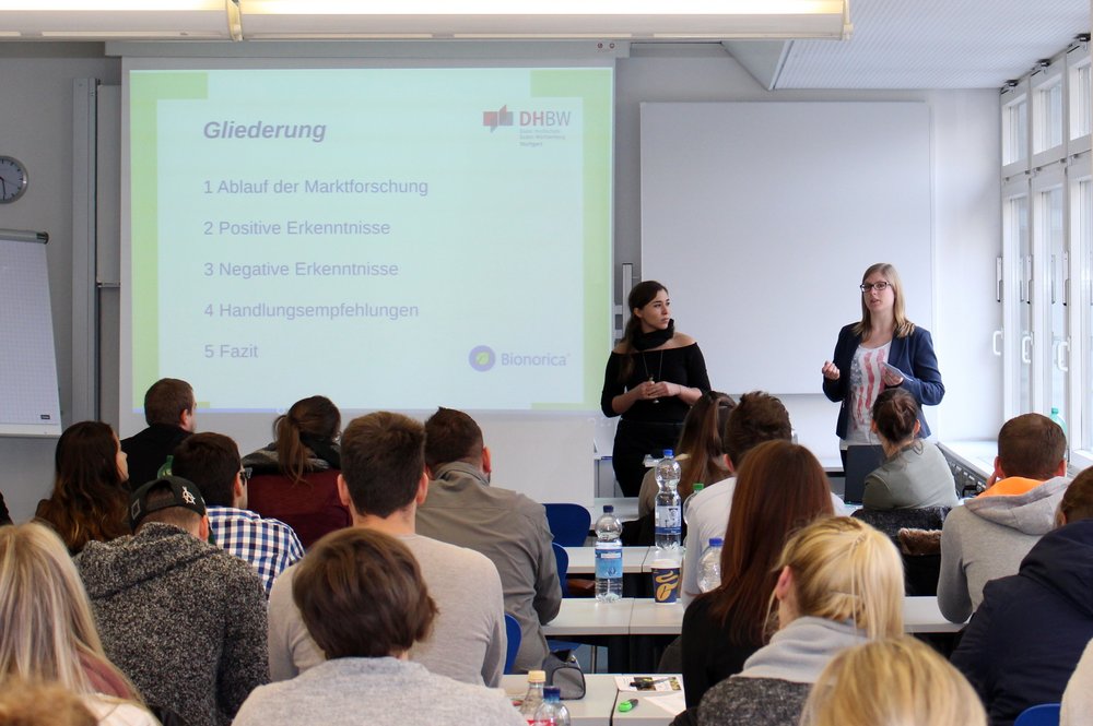 Studierende präsentieren ihre Erkenntnisse vor der Jury.