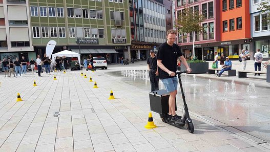 E-Scooter-Challenge auf dem Marktplatz E-Scooter-Fahrt durch den Parcour auf dem Stuttgarter Marktplatz