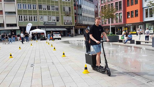 E-Scooter-Fahrt durch den Parcour auf dem Stuttgarter Marktplatz