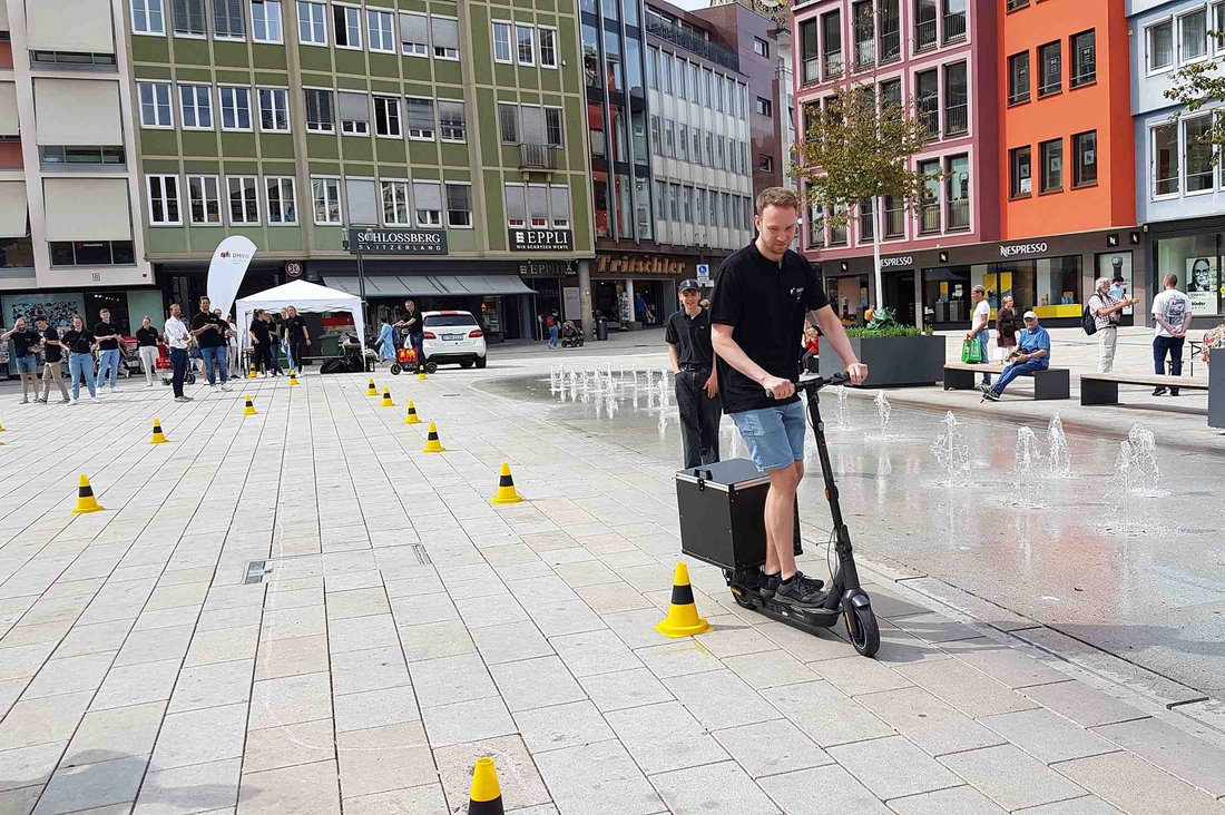 E-Scooter-Fahrt durch den Parcour auf dem Stuttgarter Marktplatz