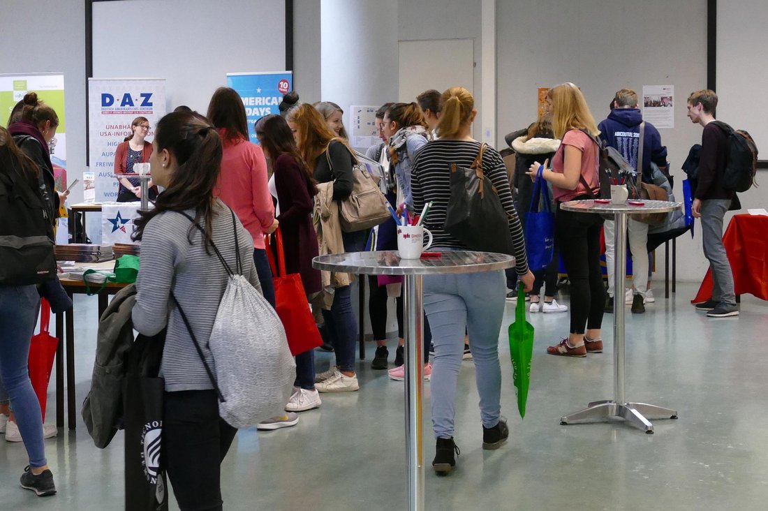 Studierende informieren sich auf der Infomesse vom Auslandsamt der DHBW Stuttgart