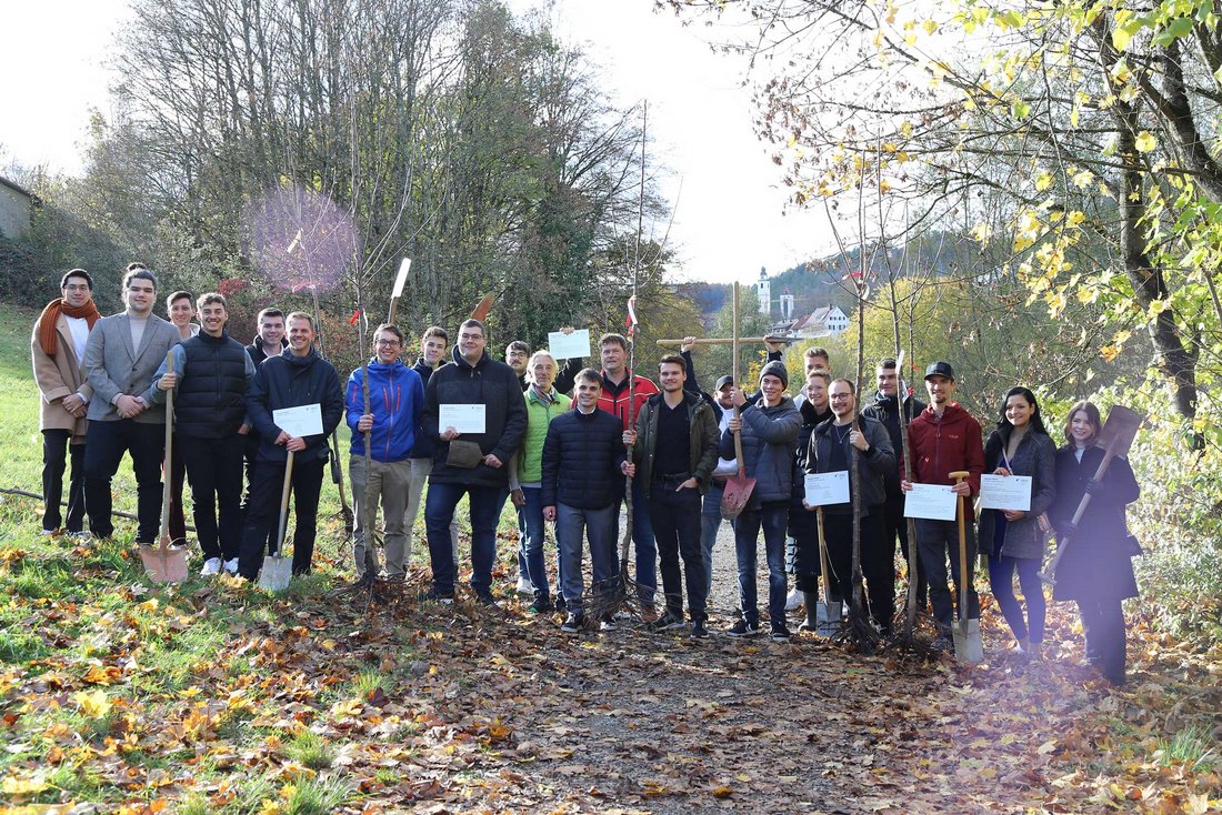 Gruppenbild der Baumpflanzaktion von Alumni des Campus Horb