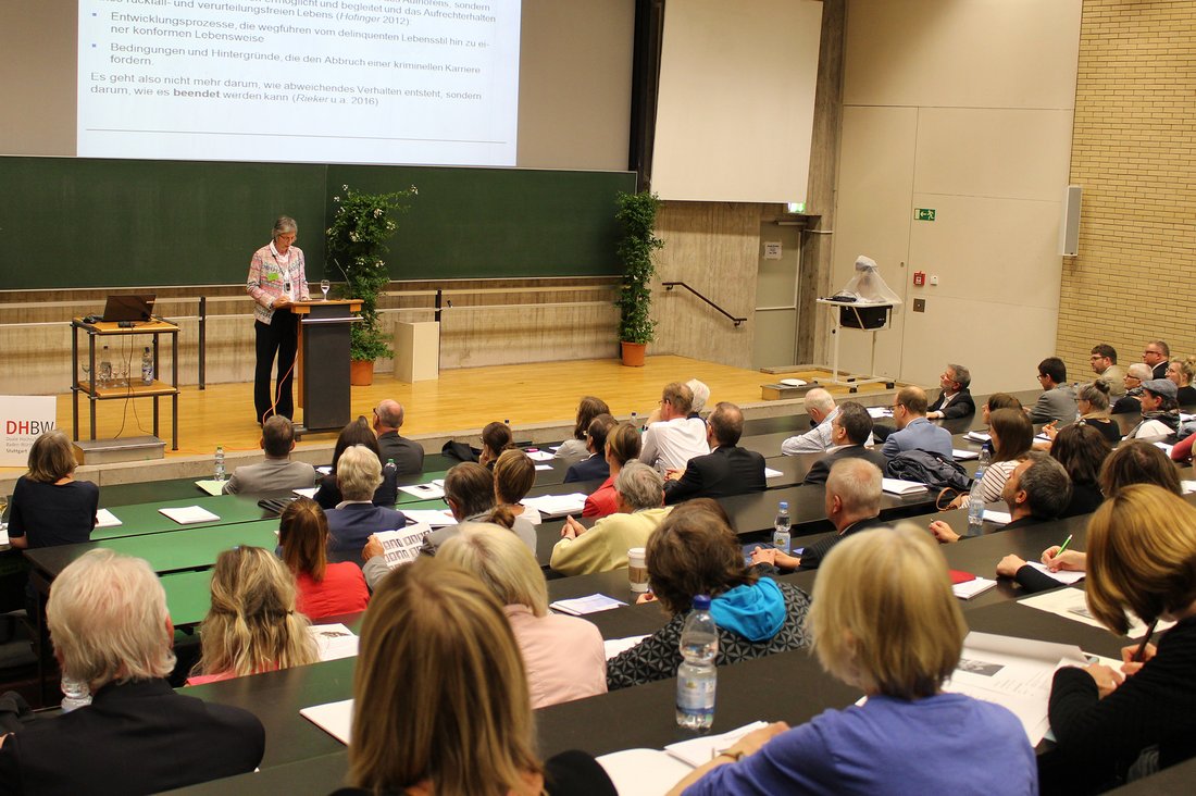 Prof. Dr. Gabriele Kawamura-Reindl bei der Jahrestagung des Bewährungshilfevereins Stuttgart/PräventSozial