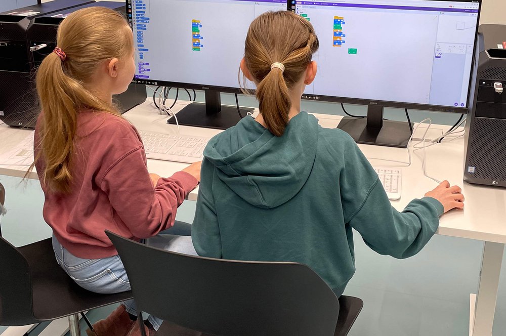 Zwei Mädchen beim Girl’s Day 2024