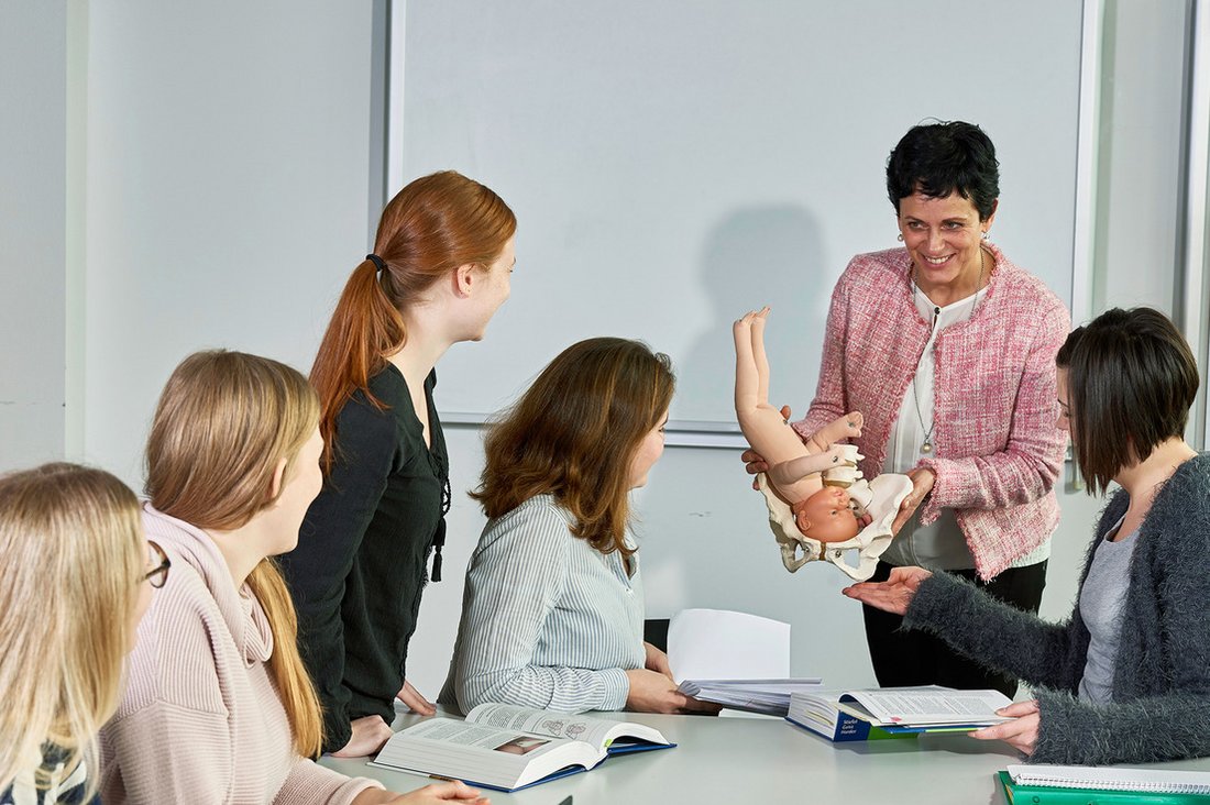 Studierende nehmen an einer Lehrveranstaltung der Angewandten Hebammenwissenschaft mit der Studienrichtung Hebammenkunde teil.