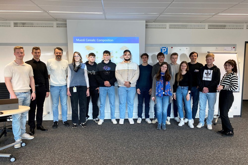 Studierende und Professor*innen der Studiengänge Wirtschaftsinformatik und Wirtschaftsingenieurwesen beim gemeinsamen Planspiel