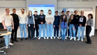 Studierende und Professor*innen der Studiengänge Wirtschaftsinformatik und Wirtschaftsingenieurwesen beim gemeinsamen Planspiel Studierende und Professor*innen der Studiengänge Wirtschaftsinformatik und Wirtschaftsingenieurwesen beim gemeinsamen Planspiel