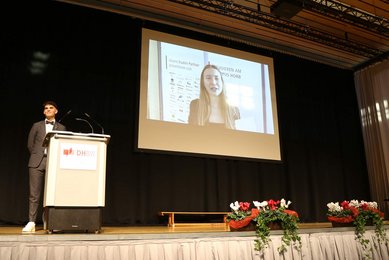 Leon Ajdinovic und Alexandra Volkov bei der Absolventenrede