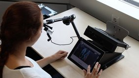 Frau mit mobilem Eye-Tracker