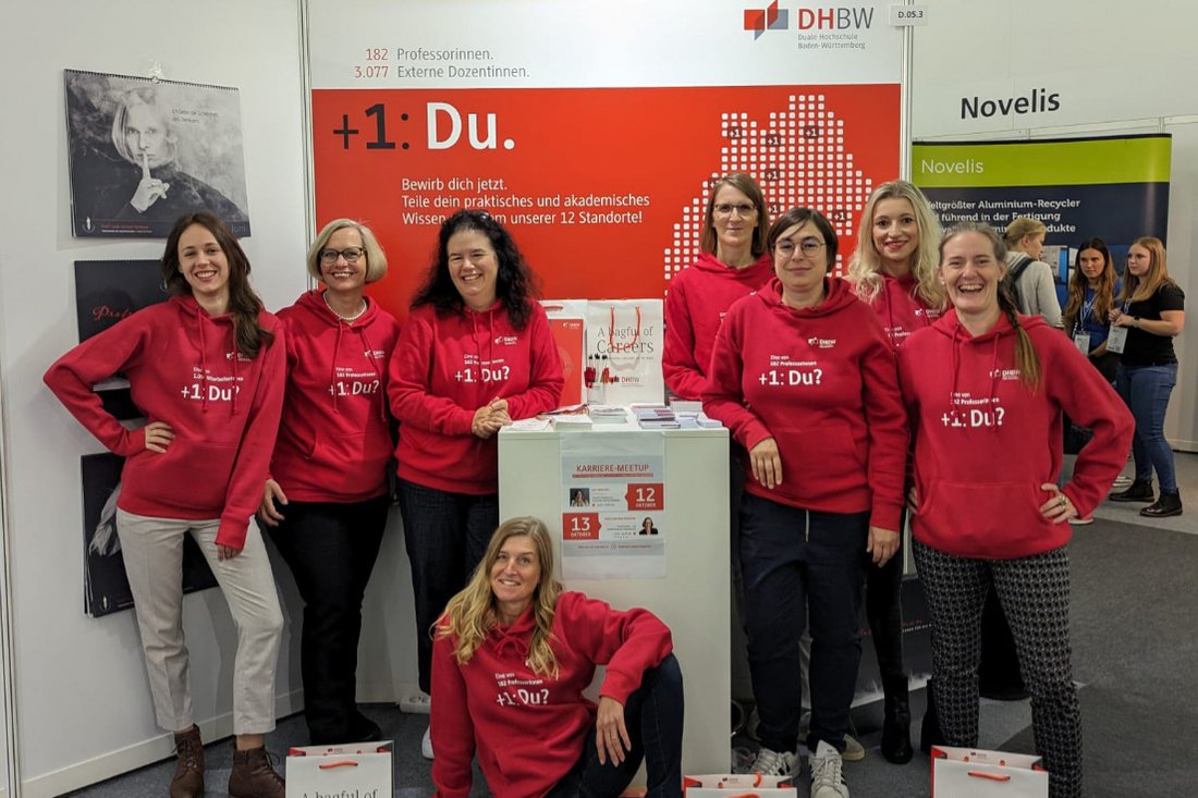 Gruppenfoto: Professorinnen und Gleichstellungsbeauftragte der DHBW Standorte sowie das Gleichstellungsbüro der DHBW Stuttgart