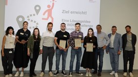 Gruppenfoto: Das Gewinner-Team "Care Cube" mit den INDIS-Team