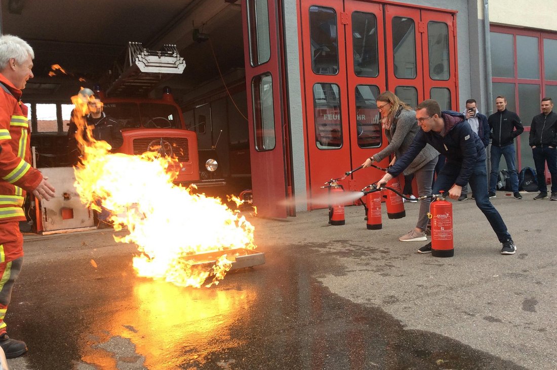 Studierende des Studiengangs Wirtschaftsingenieurwesen-Facility Management üben sich in der Brandbekämpfung.