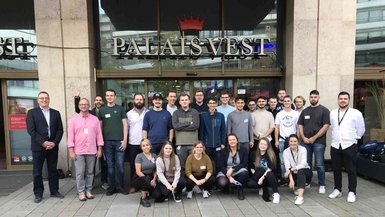 Studierende des Studiengangs WIW-Facility Management vor dem Shopping-Center in Recklinghausen Gruppenbild mit den Studierenden des Studiengangs WIW-Facility Management