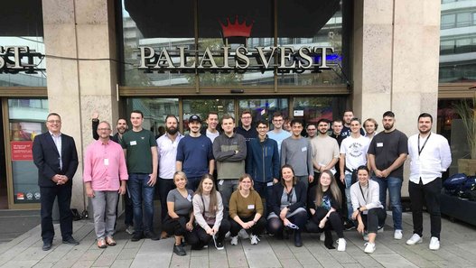 Studierende des Studiengangs WIW-Facility Management vor dem Shopping-Center in Recklinghausen Gruppenbild mit den Studierenden des Studiengangs WIW-Facility Management