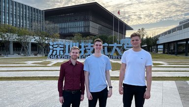 Alumni der DHBW Stuttgart (v. li.: Florian Dietsche, Moritz Meyer, Jakob Wetter) besuchen Partnerhochschule Shenzhen Technology University (SZTU) in China Gruppenbild