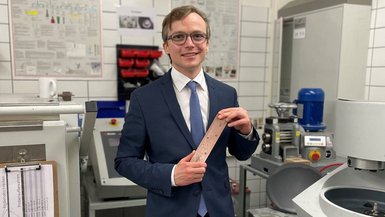 Dr.-Ing Tom Kurdewan mit Pobematerial aus seiner Doktorarbeit