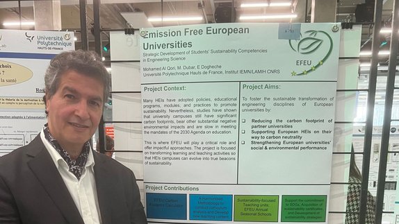 Person steht vor EFEU Informationsplakat