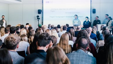 Studierende der DHBW Stuttgart präsentieren im Rahmen des 14. ZEF Forschungskolloquiums Forschungsergebnisse zur Akzeptanz von KI in Smart Cities Studierende der DHBW Stuttgart präsentieren im Rahmen des 14. ZEF Forschungskolloquiums Forschungsergebnisse zur Akzeptanz von KI in Smart Cities
