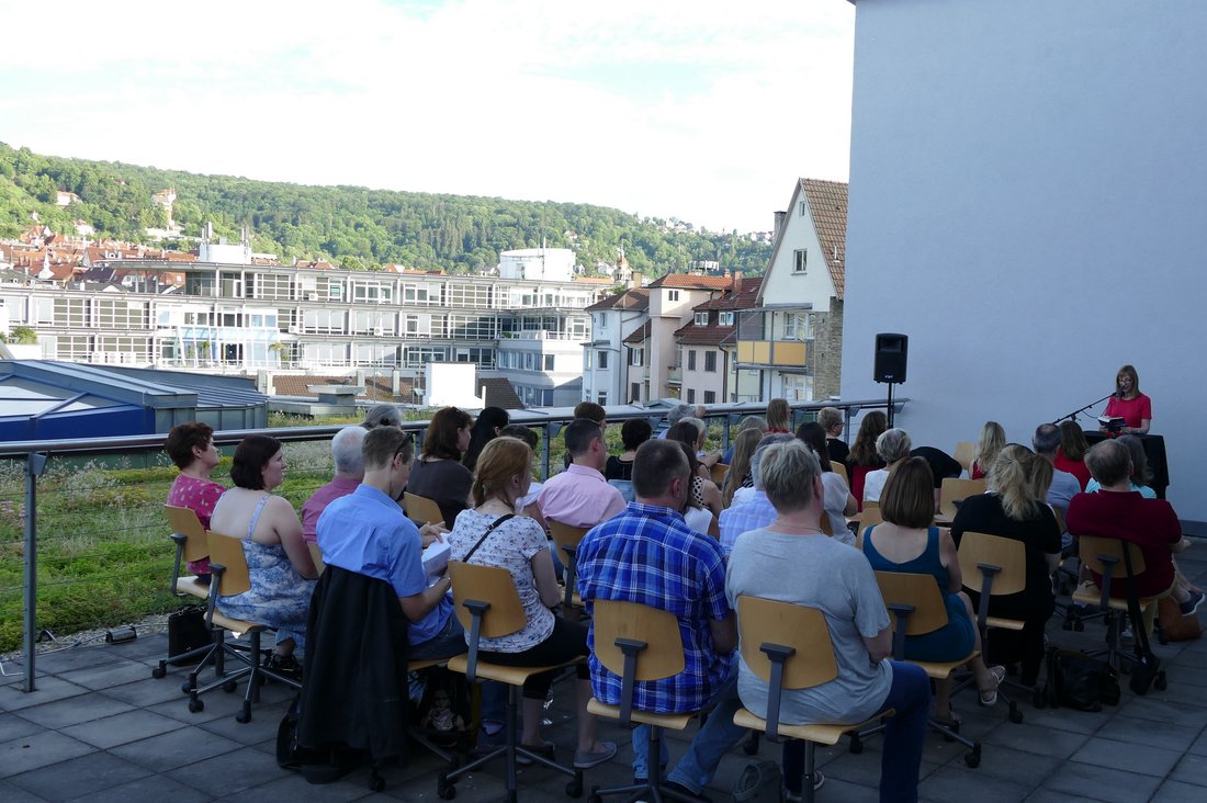 Krimilesung über den Dächern Stuttgarts im Rahmen eines Alumni After-Work-Events der DHBW Stuttgart