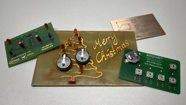 Beispielplatine, auf der Merry Christmas und ein Tannenbaum zu sehen ist.