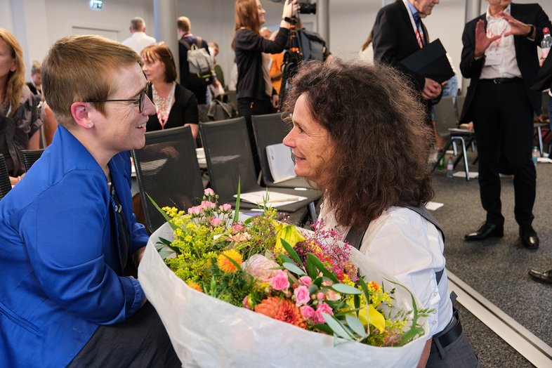 Rektorin Prof. Dr. Beate Sieger-Hanus tauscht sich mit Simone Fischer nach dem Festakt aus