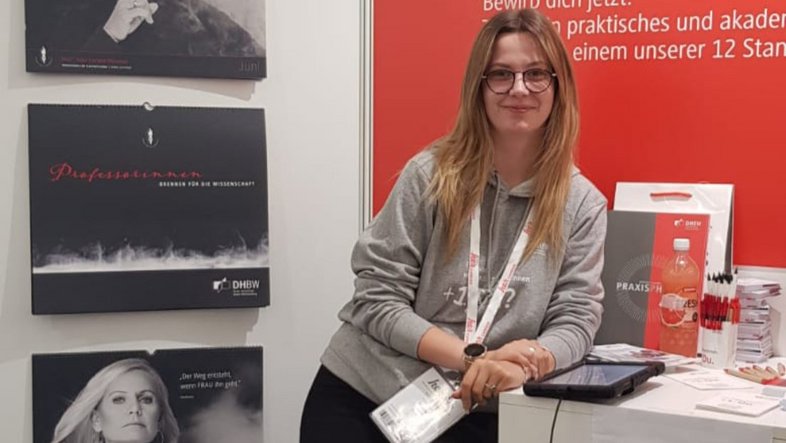 Monika Topic, Duale Studentin und Markenbotschafterin, am Stand der DHBW 