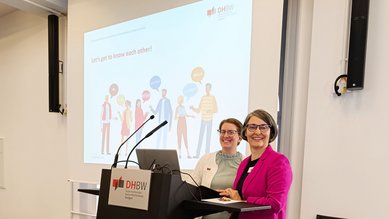 Welcome Days an der DHBW Stuttgart: Zwei Mitarbeiterinnen des Auslandsamts der DHBW Stuttgart während der Begrüßung der internationalen Studierenden.