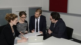 Projektmitarbeitende in Diskussion