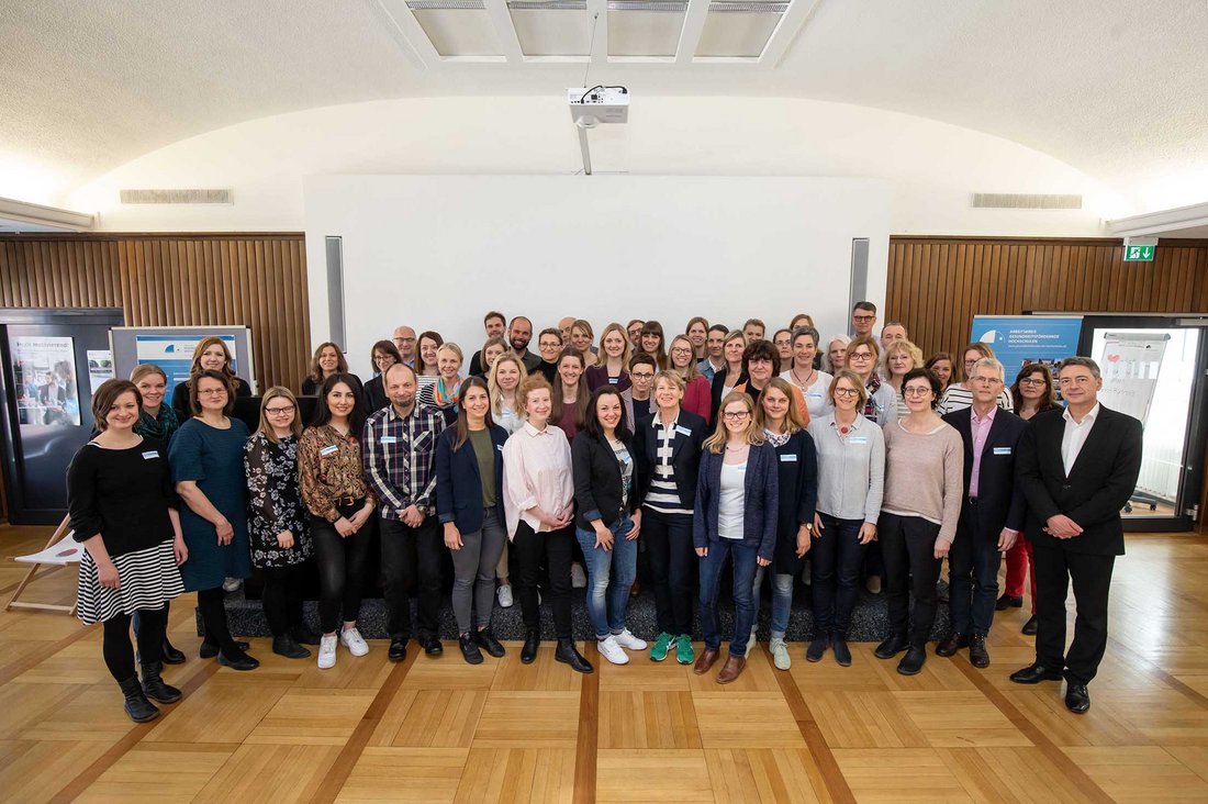 Gruppenbild der Teilnehmenden an der gemeinsamen Tagung des bundesweiten Arbeitskreises Gesundheitsfördernde Hochschulen sowie des Arbeitskreises Gesundheitsfördernde Hochschulen Südwest an der DHBW Stuttgart