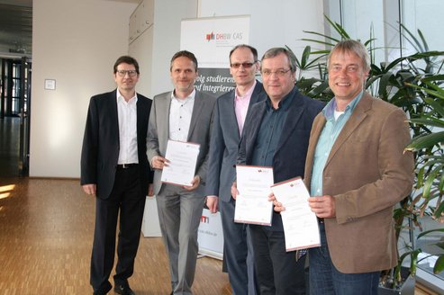 Gruppenbild von der Ehrung langjähriger Dozenten im Studiengang Informatik