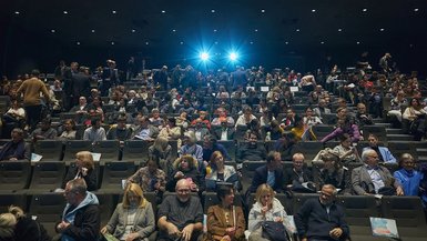 Voller Kinosaal: Publikum bei der Premiere des Filmprojekts „Philippinen: Der Hidden Champion in Südostasien“. Blick auf das Kinopublikum