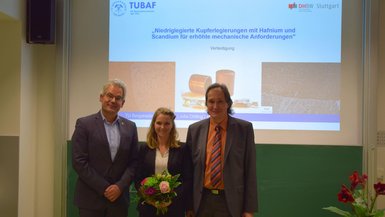 Dr.-Ing. Julia Dölling nach der Verteidigung mit ihren beiden Betreuern Prof. Dr.-Ing. Ulrich Prahl (links),Technische Universität Bergakademie Freiberg, und Prof. Dr.-Ing. Andreas Zilly, DHBW Stuttgart Dr.-Ing. Julia Dölling nach der Verteidigung mit ihren beiden Betreuern Prof. Dr.-Ing. Ulrich Prahl (links),Technische Universität Bergakademie Freiberg, und Prof. Dr.-Ing. Andreas Zilly, DHBW Stuttgart