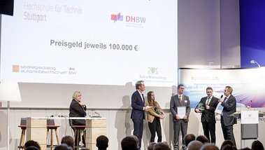 Während der Prämierungsfeier des Ideenwettbewerbs „Mobilitätskonzepte für den emissionsfreien Campus“ (Foto: MWK/Jan Potente) Während der Prämierungsfeier des Ideenwettbewerbs „Mobilitätskonzepte für den emissionsfreien Campus“ (Foto: MWK/Jan Potente)