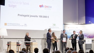 Während der Prämierungsfeier des Ideenwettbewerbs „Mobilitätskonzepte für den emissionsfreien Campus“ (Foto: MWK/Jan Potente) Während der Prämierungsfeier des Ideenwettbewerbs „Mobilitätskonzepte für den emissionsfreien Campus“ (Foto: MWK/Jan Potente)